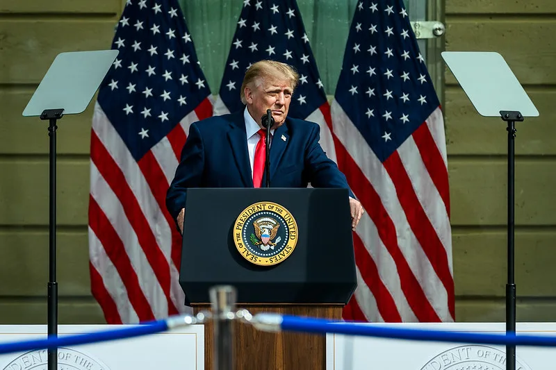 Governo Trump barra jornalistas apesar de ordem para liberar acesso à Casa Branca