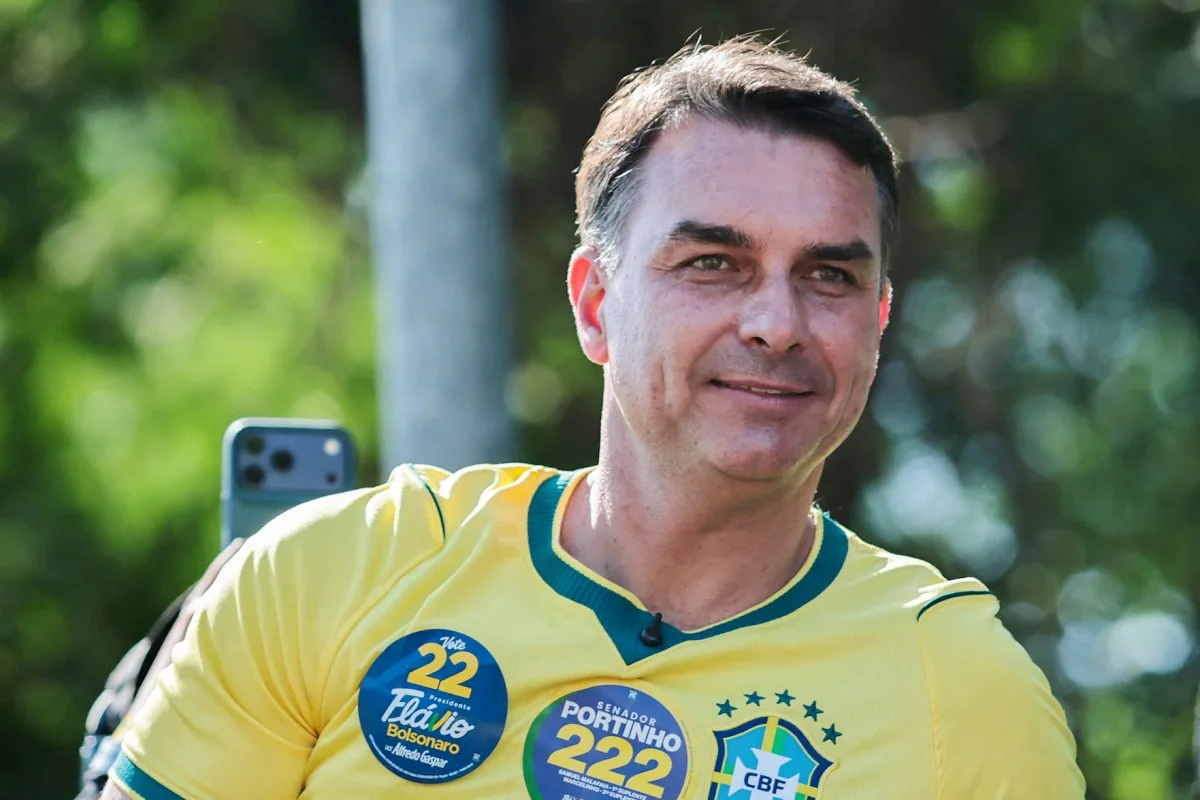Campanha de Flávio critica decisão do STF sobre conteúdo envolvendo padroeira do Brasil