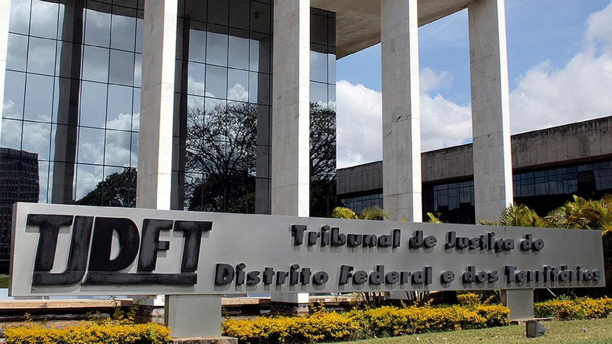 TJDFT incorpora livros sobre os 135 anos do tribunal capixaba