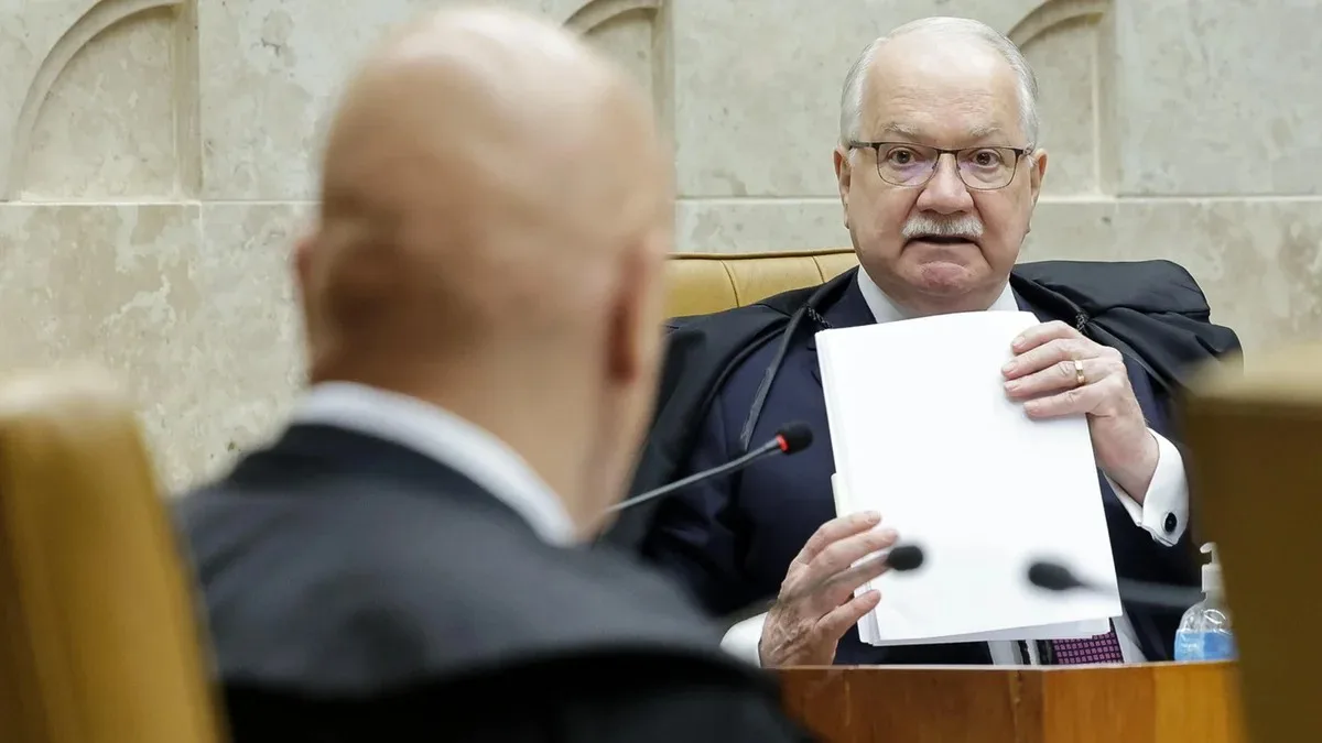 Fachin retira Moraes de inquérito e busca conter crise no STF