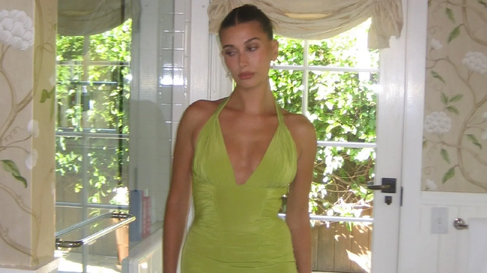 Hailey Bieber recebe comentários sobre o corpo após fotos de casamento