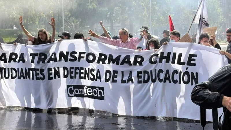 Protesto reúne 30 mil em Santiago contra cortes na Educação no Chile
