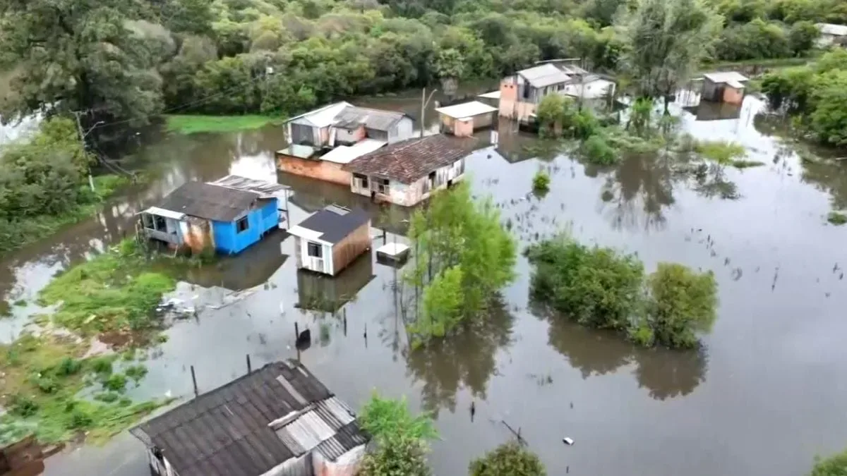Cheia atinge 160 moradores em Três Barras, e ciclone eleva risco de temporais