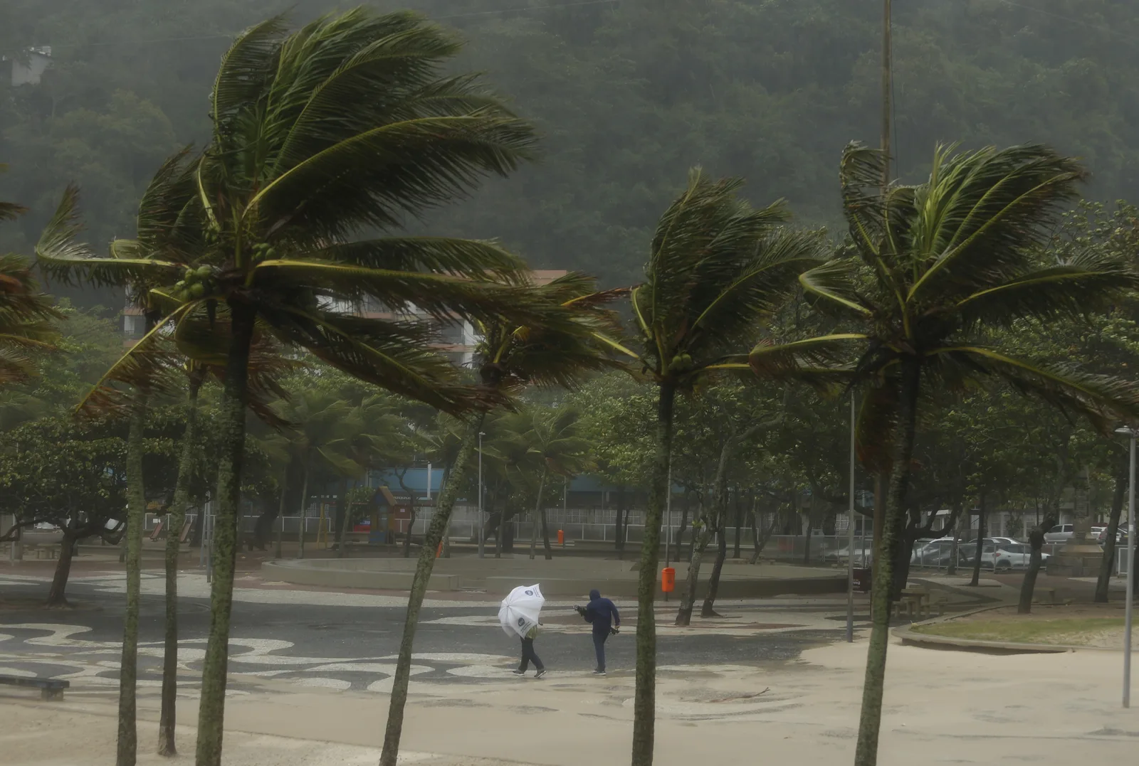 Frente fria traz risco de raios e rajadas no Rio entre sábado e domingo