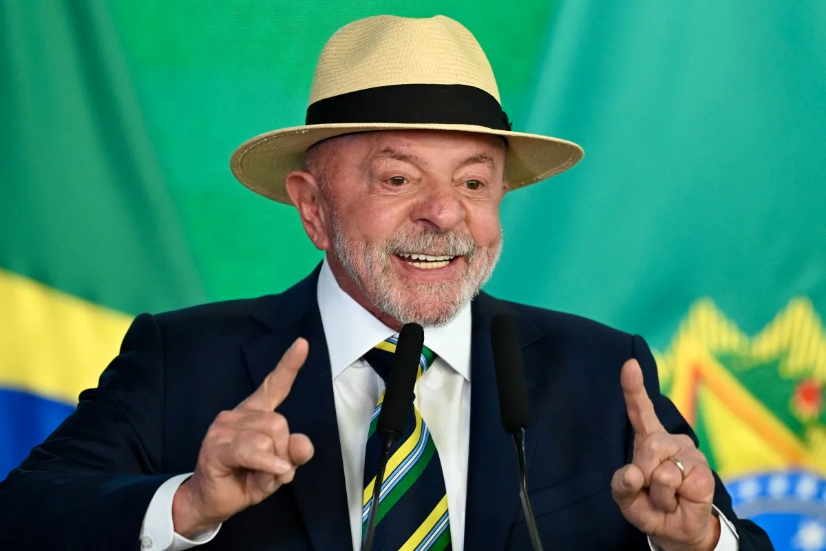 Lula afirma que associar vacina a mudança de orientação sexual é crime