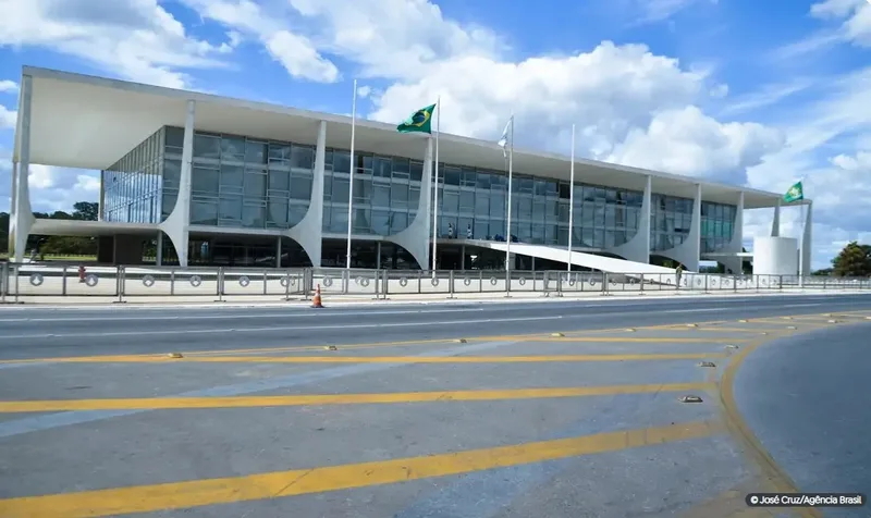 Lula lidera primeiro turno com 42%, ante 37% de Flávio Bolsonaro