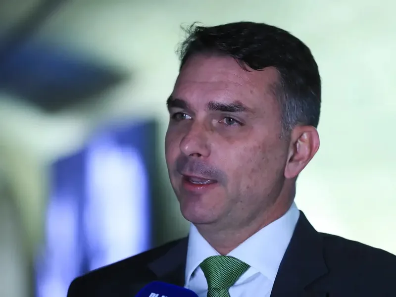 Flávio Bolsonaro acusa STF de interferência eleitoral durante comício