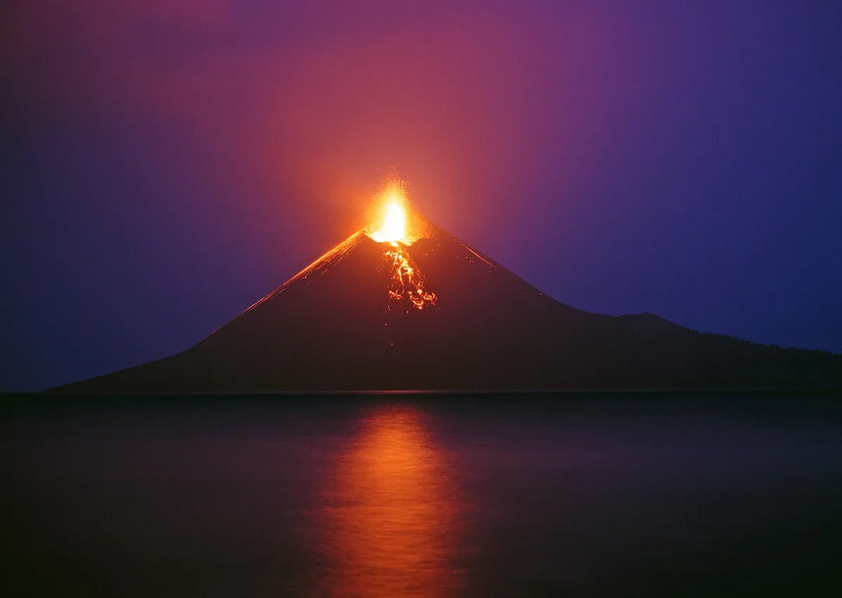 Cinzas do Anak Krakatau suspendem voos e fecham escolas na Indonésia