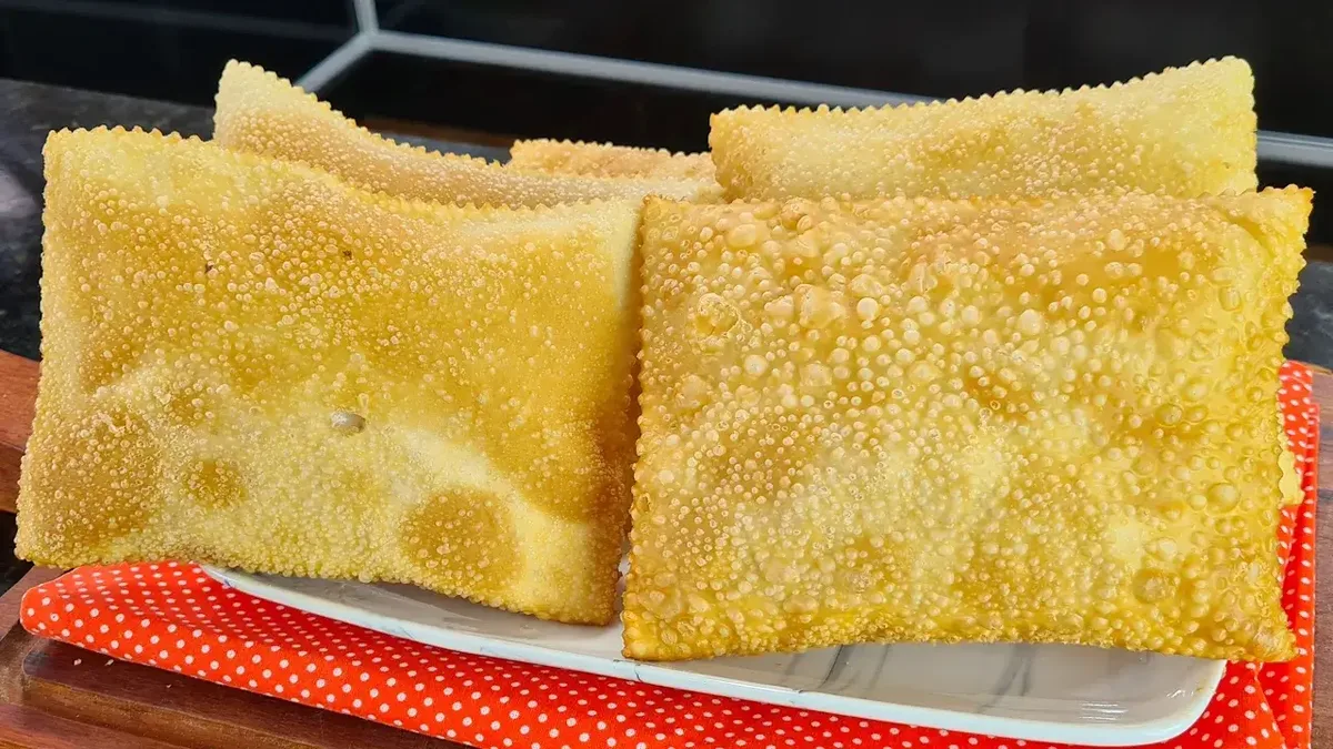 Pastel crocante em casa: veja os tempos de descanso e fritura