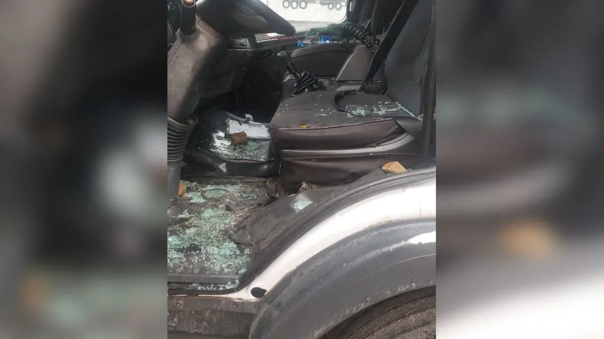 Impacto de pedra estilhaça cabine de caminhão na BR-280, em Corupá