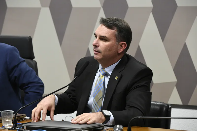 Flávio Bolsonaro nega aporte de Luciano Hang no filme Dark Horse