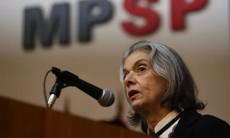 Cármen Lúcia mantém voto em aberto na disputa entre Moraes e Mendonça no STF