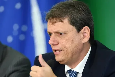 Tarcísio apoia Fachin e diz não conseguir interpretar silêncio de Moraes