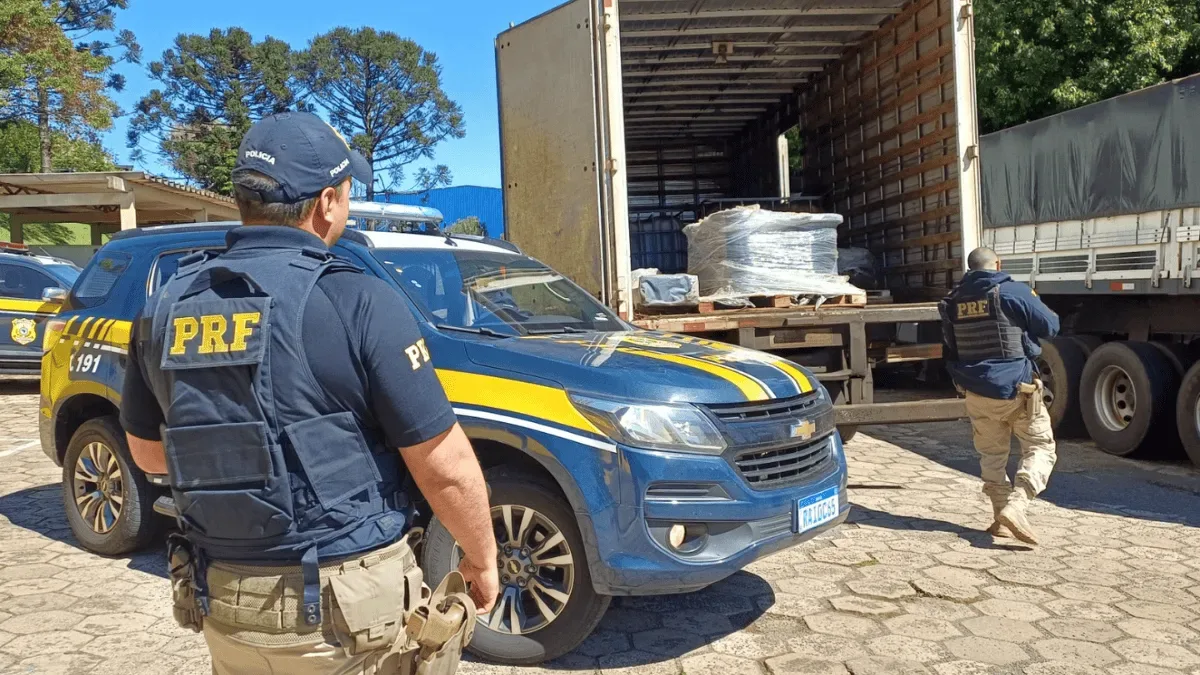 PRF apreende biodiesel transportado sem segurança na BR-480, em Chapecó