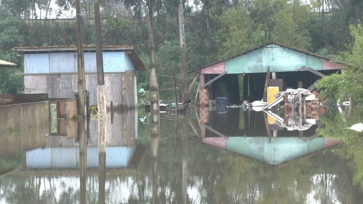 Enchentes levam 180 pessoas a abrigos em Três Barras, em Santa Catarina