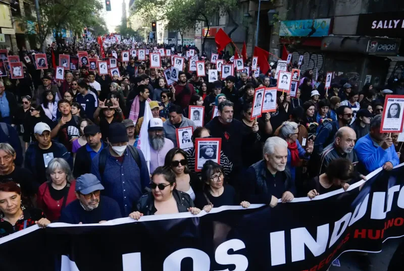 Marcha em Santiago lembra golpe que derrubou Allende há 53 anos
