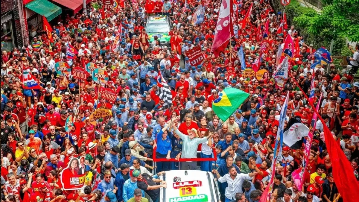 Lula encerra campanha de rua com caminhada na Avenida Paulista