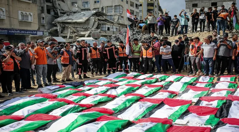 Enterro em Gaza reúne restos mortais de 105 palestinos recuperados dos escombros