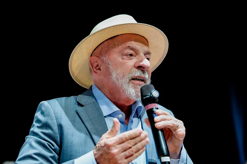 Lula diz que Flávio Bolsonaro culpa Moraes pela prisão do pai