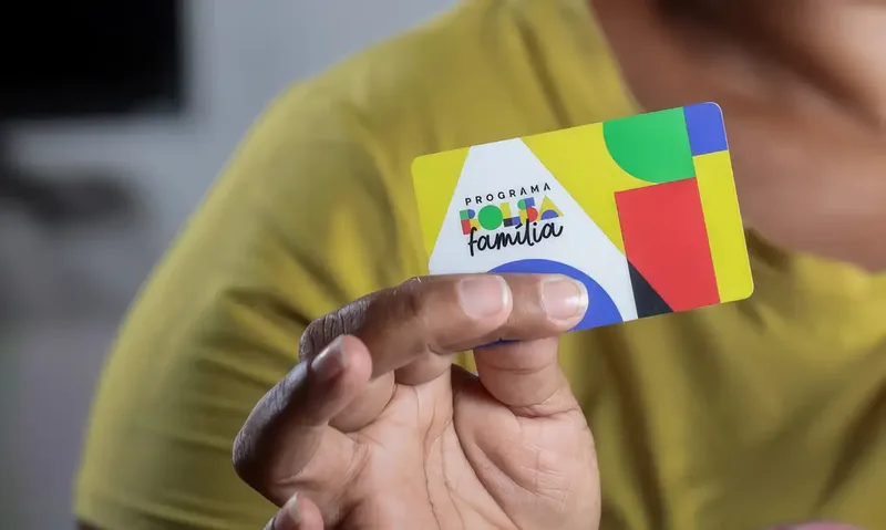 Críticas ao reajuste do Bolsa Família dominam debate nas redes, aponta Palver