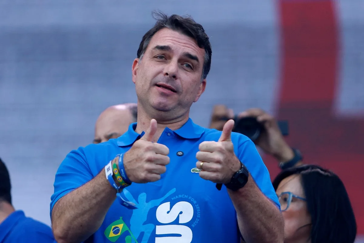 Flávio Bolsonaro diz fazer campanha com colete à prova de balas