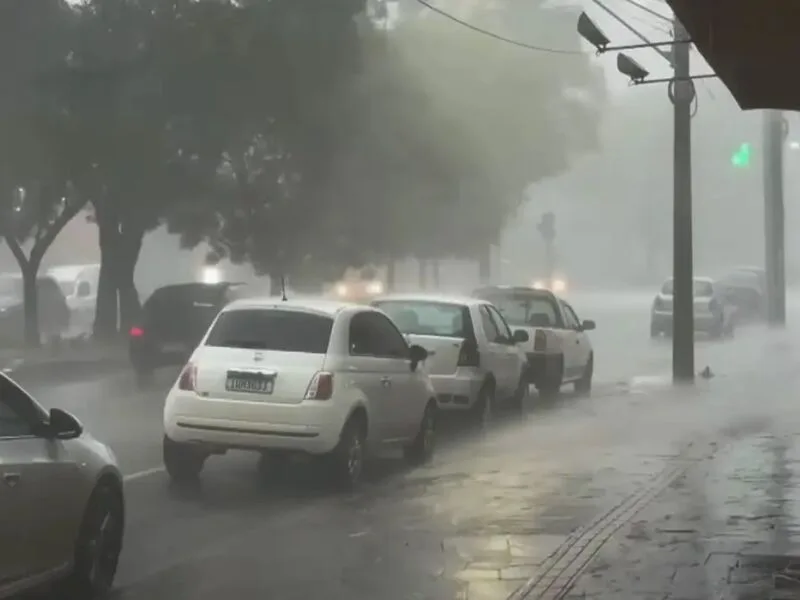 Inmet emite alerta vermelho para chuvas e tempestades no Sul e Sudeste