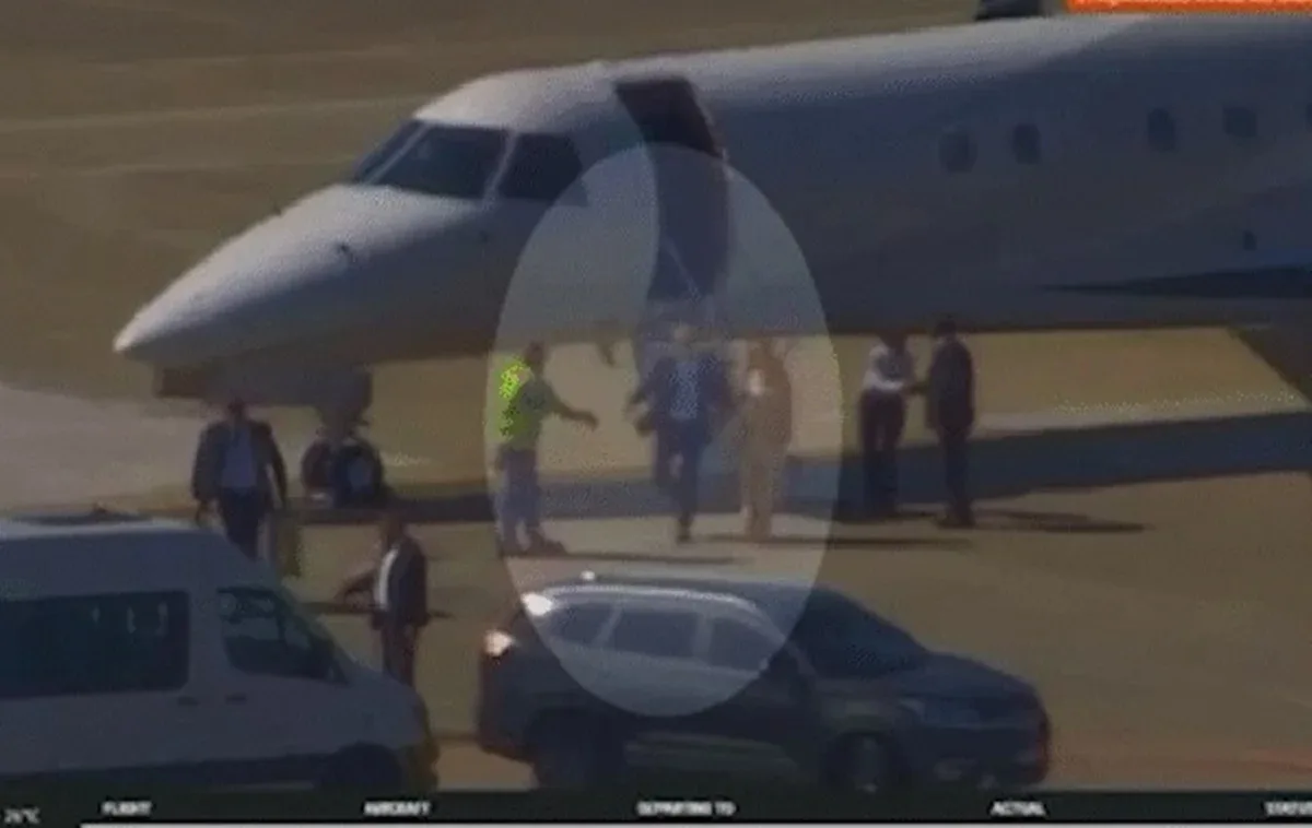 Imagens registram Moraes e esposa em aeronave associada a Vorcaro