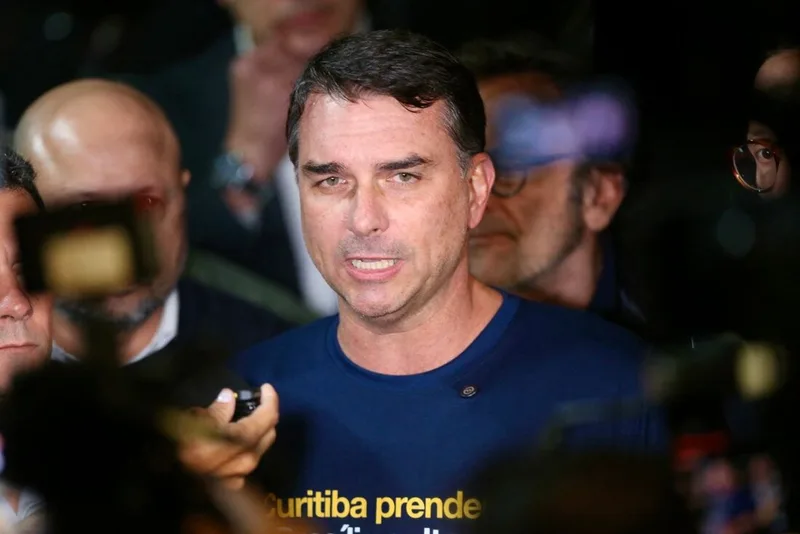 Flávio Bolsonaro promete indicar cinco ministros ao STF se for eleito