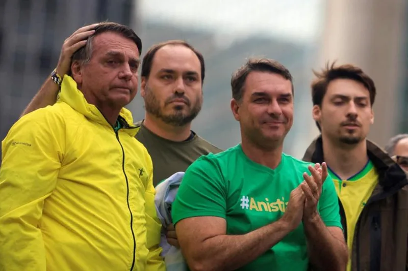 Disputa por sucessão opõe cenários para o futuro político dos Bolsonaro