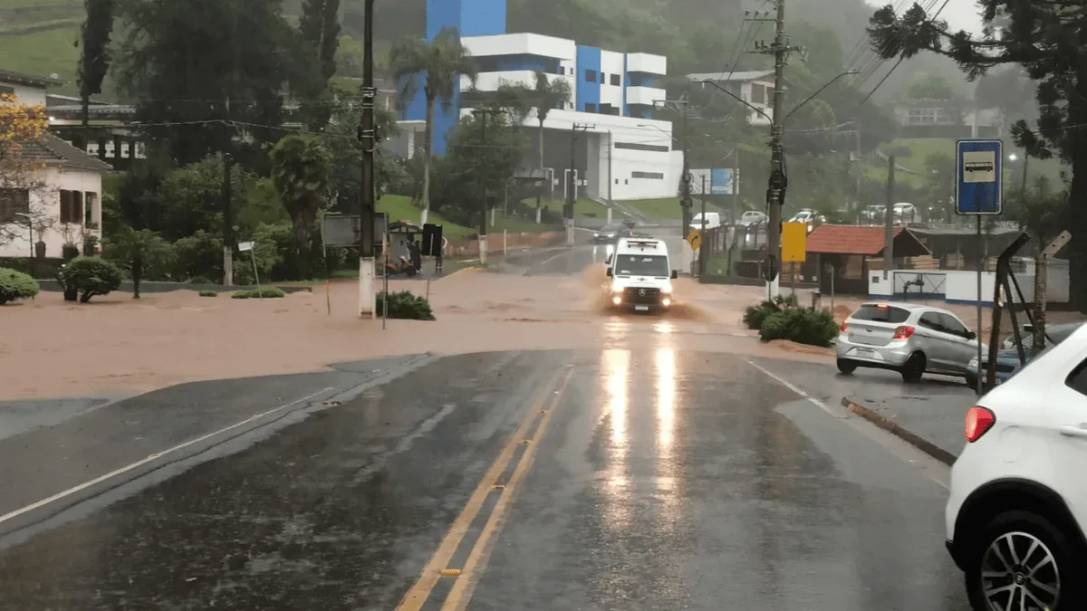 Joaçaba mobiliza equipes e interdita vias após chuvas e cheia de rios