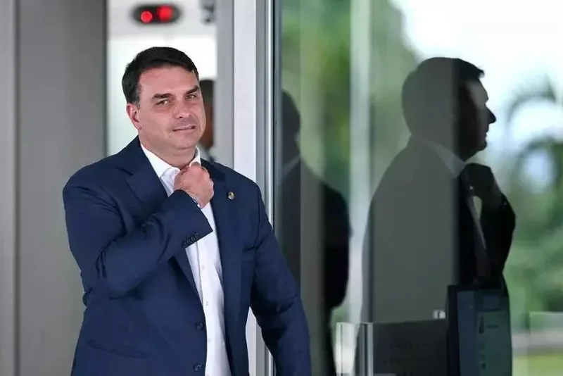 Imagem de Nossa Senhora entra na disputa entre Lula e Flávio Bolsonaro