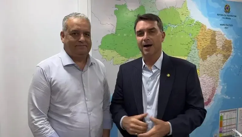 Flávio cita vice e pai católicos para negar preconceito contra religião