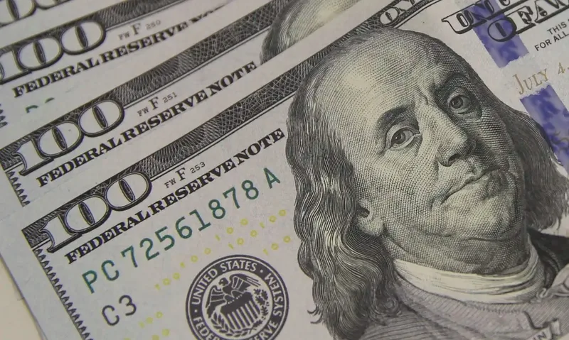 Dólar fecha em queda de 0,07% apesar de Fed mais duro com inflação