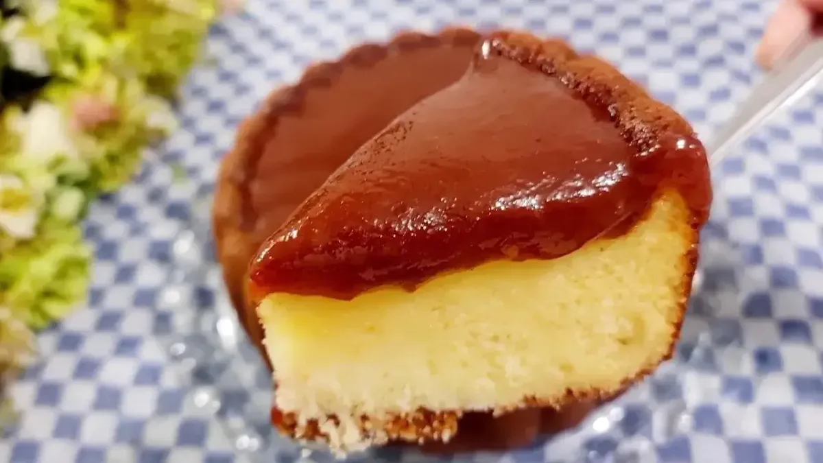 Bolo de fubá sem glúten leva amido de milho e calda de goiabada