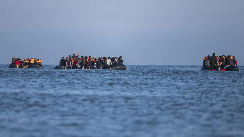 Quatorze réus respondem por naufrágio de migrantes no Canal da Mancha