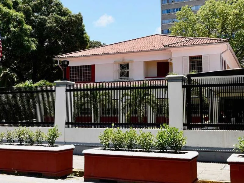 EUA retomam serviços consulares no Brasil após suspensão por segurança