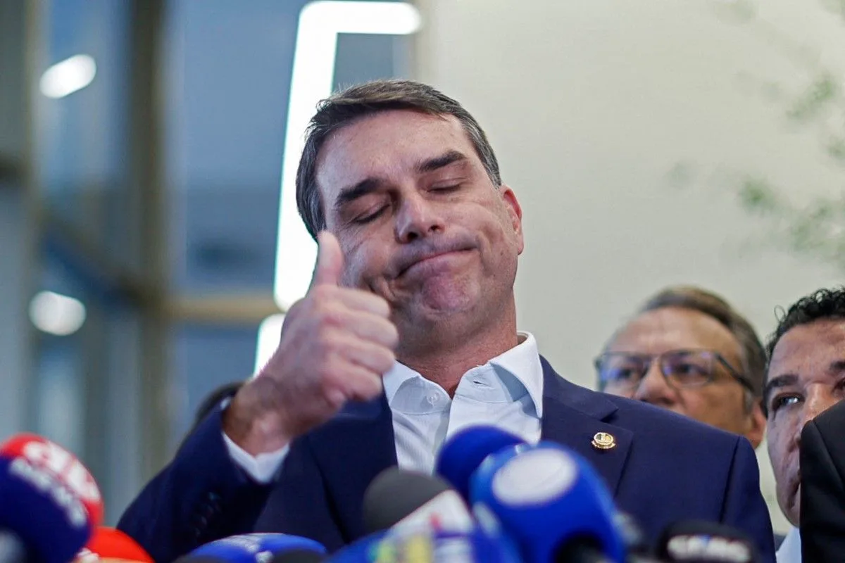 Flávio Bolsonaro leva ao TSE acusações contra Lula por eventos oficiais