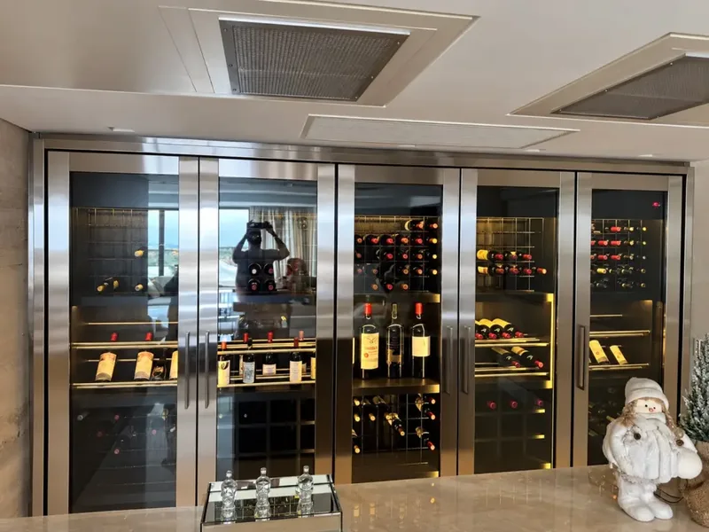 PF registra vinhos raros, carros e agenda do Banco Máxima em imóvel ligado a Vorcaro