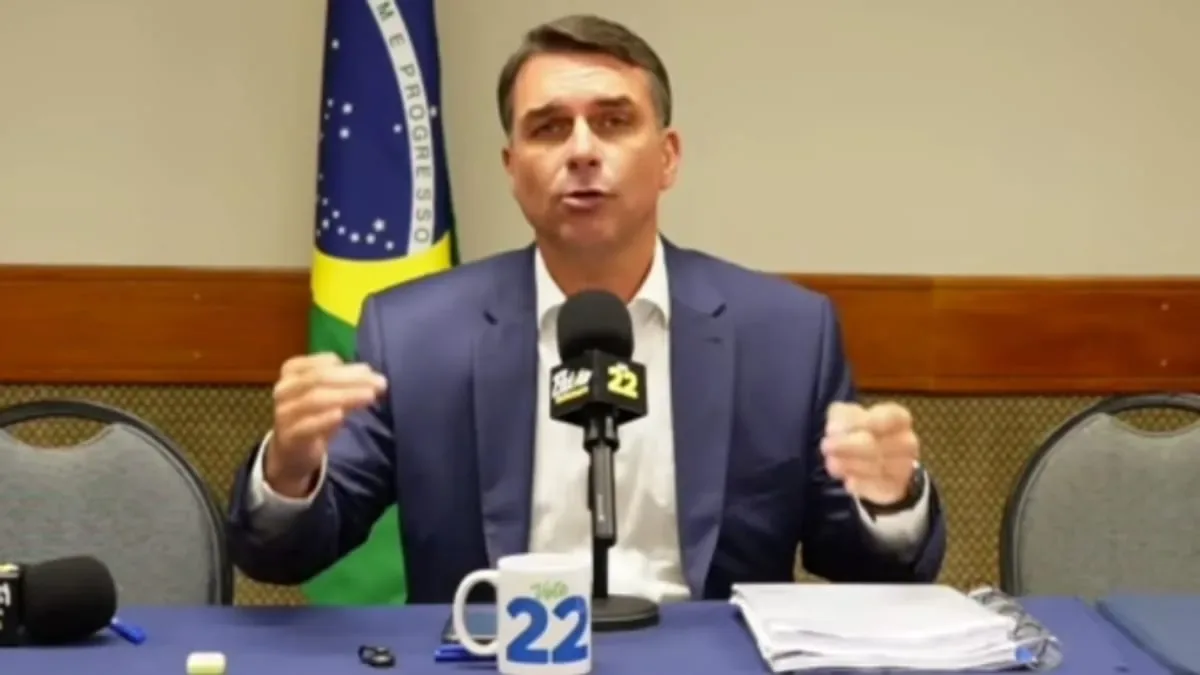 Flávio Bolsonaro critica decisões judiciais após cancelamento de debate na Globo