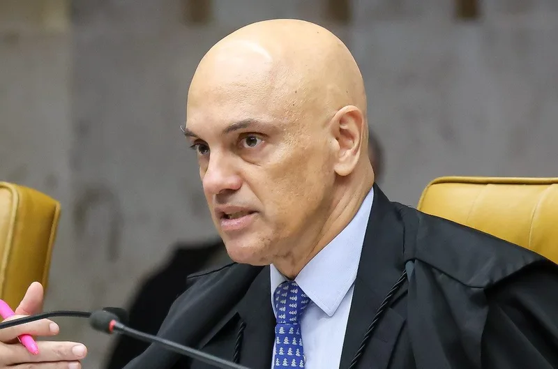 Moraes libera visitas a Bolsonaro e mantém restrição a Flávio