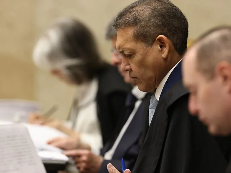 Nunes Marques cobra Fachin por interferência do STF em decisões do TSE