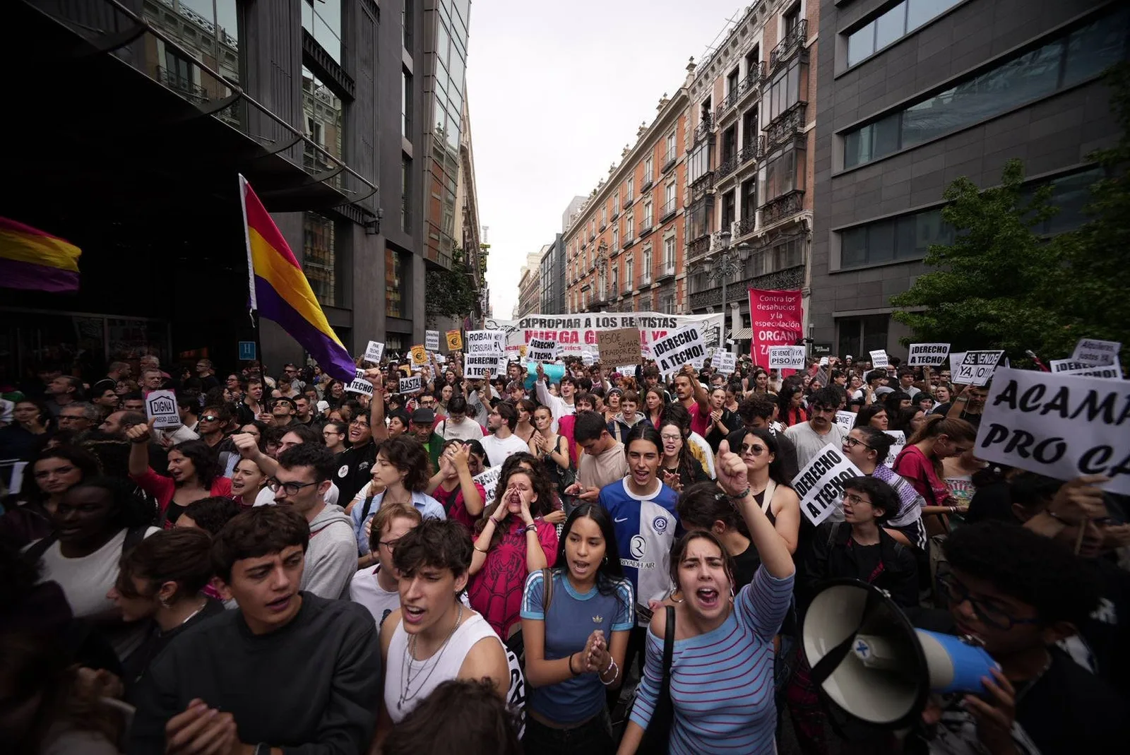 Protestos por moradia reúnem milhares na Espanha após derrota do governo