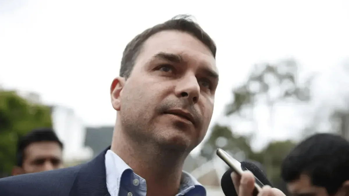 Mendonça abre inquérito sobre financiamento de Dark Horse por Flávio Bolsonaro