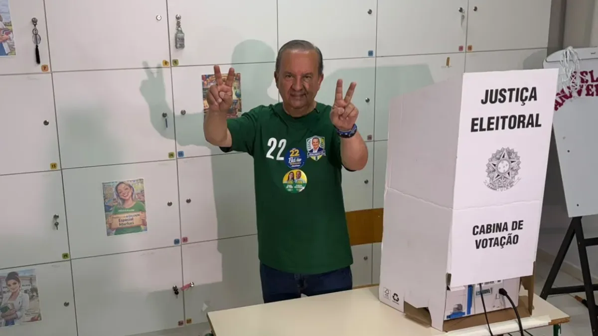 Jorginho Mello vota em Herval d’Oeste e mira vitória no primeiro turno