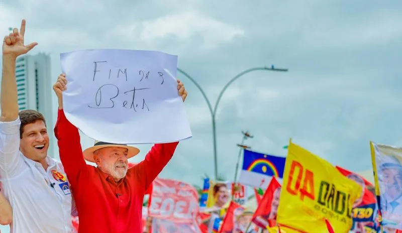 Lula reúne 80 mil no Recife e critica gastos com apostas
