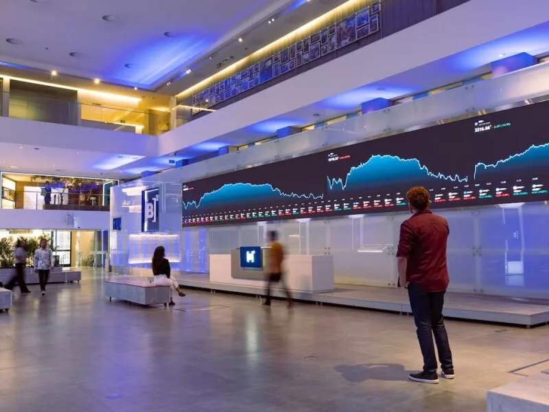 Ibovespa recua 0,99% com emergentes sob pressão e petróleo a US$ 106,60