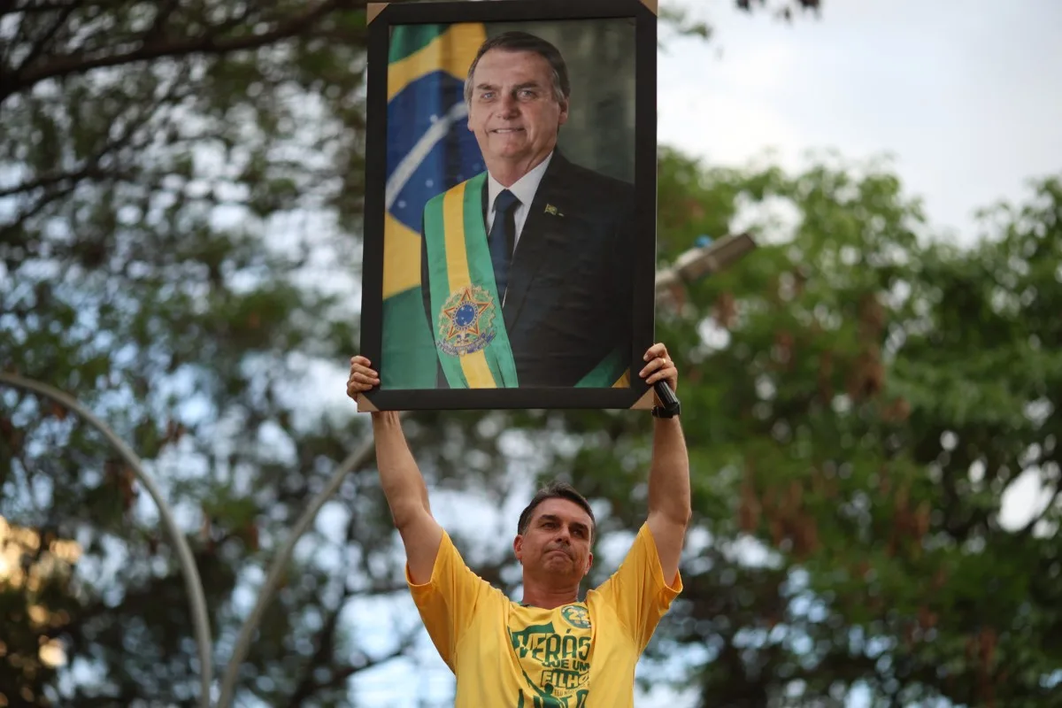 Bolsonaro aposta em filhos, mulher e irmãos para ampliar força política