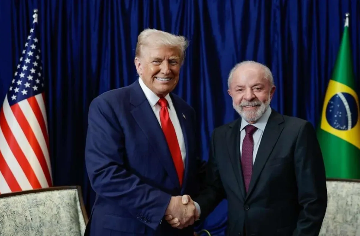 Trump mantém pressão sobre Lula e se aproxima de Flávio Bolsonaro