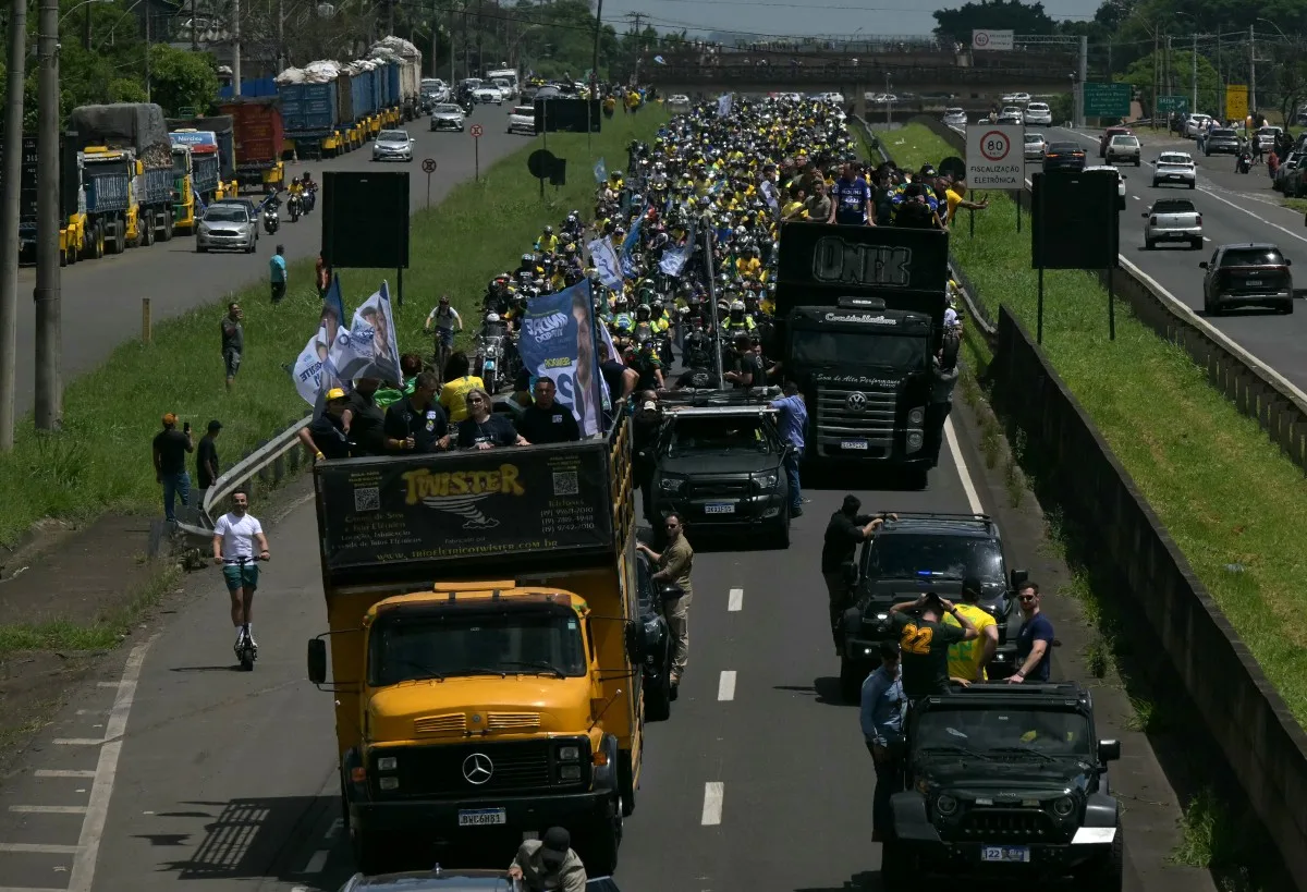 Apoiadores de Flávio levam imagens religiosas a evento em Americana