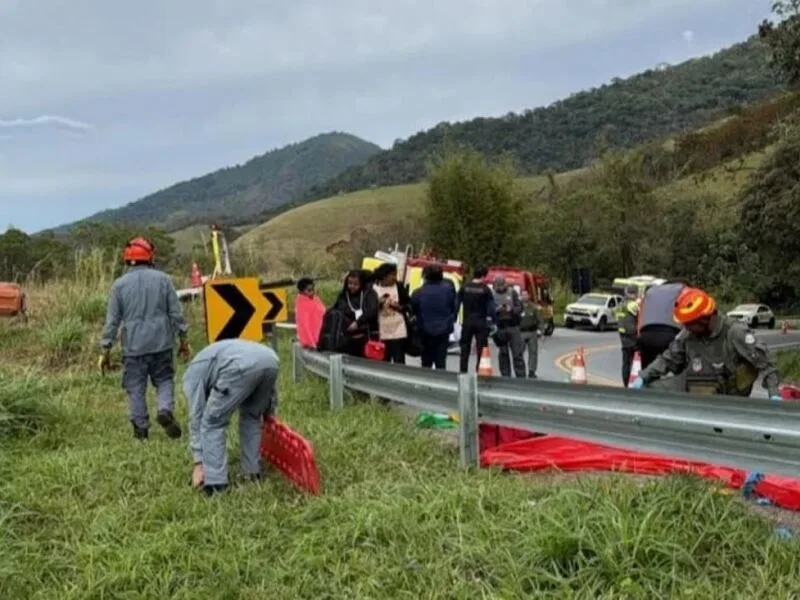 Ônibus que caiu em Cruzeiro tinha autorização vencida, diz PM